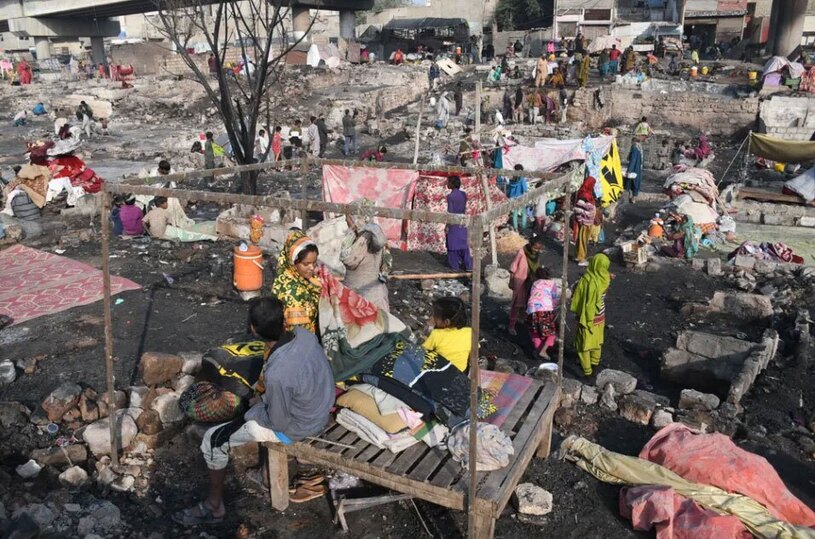 دیدنی های امروز؛ از تشییع شهدای حادثه تروریستی کرمان تا ادامه جستجو در مناطق زلزله زده ژاپن زاغه نشین های حاشیه شهر کراچی