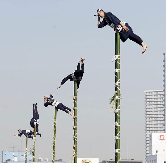 دیدنی های امروز؛ از تشییع شهدای حادثه تروریستی کرمان تا ادامه جستجو در مناطق زلزله زده ژاپن آتش نشانان ژاپنی در طول مراسم سال نوی سازمان آتش نشانی توکیو