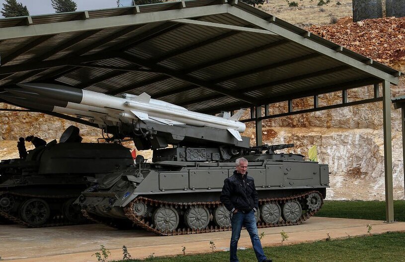 دیدنی های امروز؛ از تشییع شهدای حادثه تروریستی کرمان تا ادامه جستجو در مناطق زلزله زده ژاپن یک بازدیدکننده در مقابل موشک زمین به هوای سام- 6 روسی