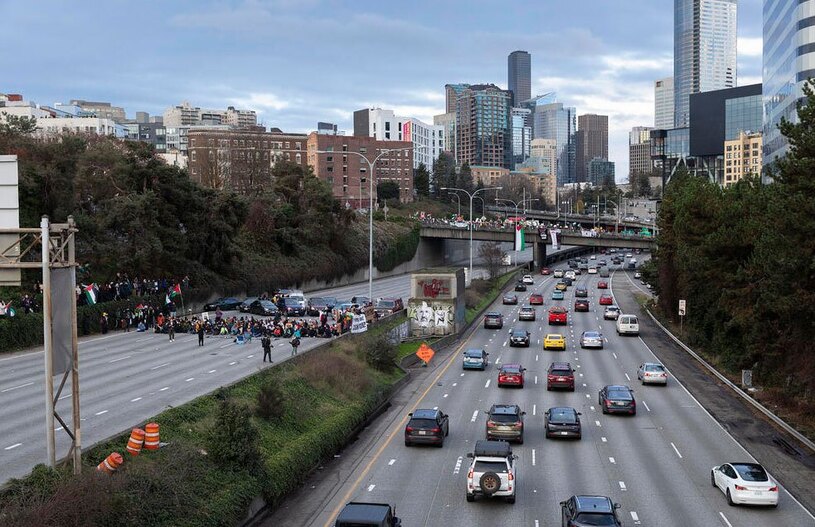 دیدنی های امروز؛ ادامه اعتراضات حامیان فلسطین از آمریکا تا اروپا مسدود کردن خیابان از سوی تظاهرات کنندگان حامی فلسطین در شهر "سیاتل"