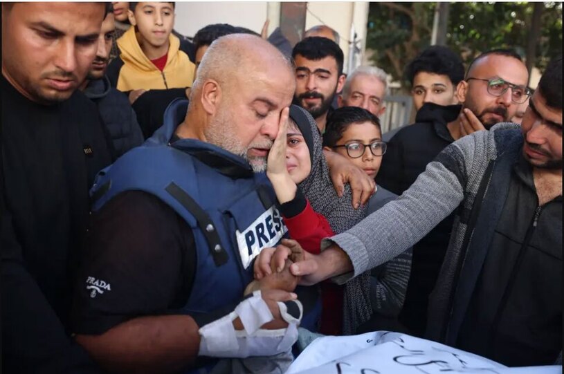 دیدنی های امروز؛ از جشن روز بزرگسالی در ژاپن تا کریسمس مسیحیان ارتدوکس "وائل الدحدوح" خبرنگار الجزیره در غزه بر پیکر " حمزه الدحدوح" پسر جوان خبرنگارش