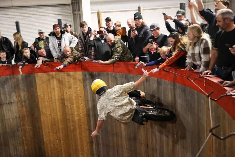 دیدنی های امروز؛ از جشن روز بزرگسالی در ژاپن تا کریسمس مسیحیان ارتدوکس حرکات نمایشی با موتور در اونتاریو کانادا