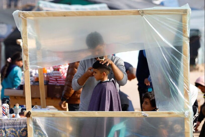 دکه سلمانی در اردوگاه آوارگان جنگ