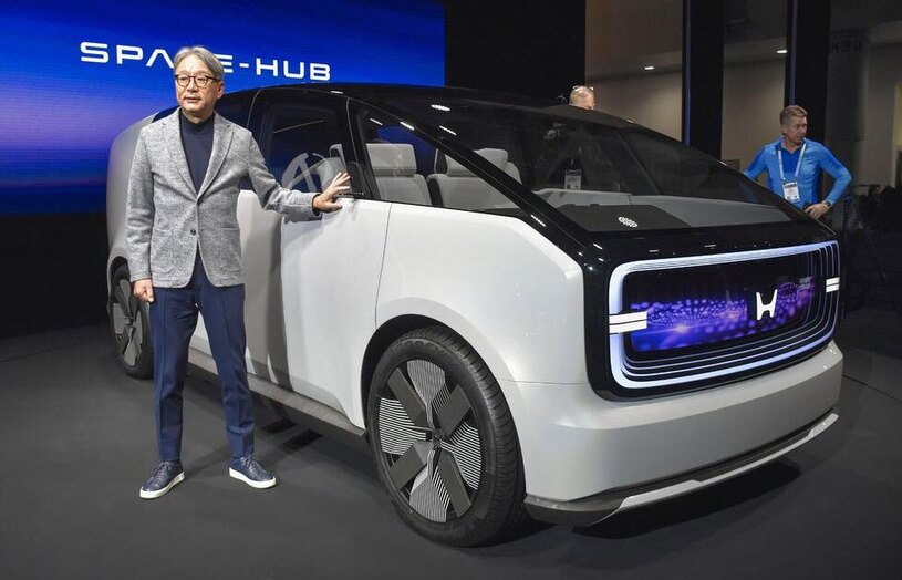 دیدنی های امروز؛ از کاروان پناهجویان عازم آمریکا تا خودروی مفهومی جدید هوندا رییس شرکت خودروسازی ژاپنی هوندا موتور در کنار یک مینی ون برقی