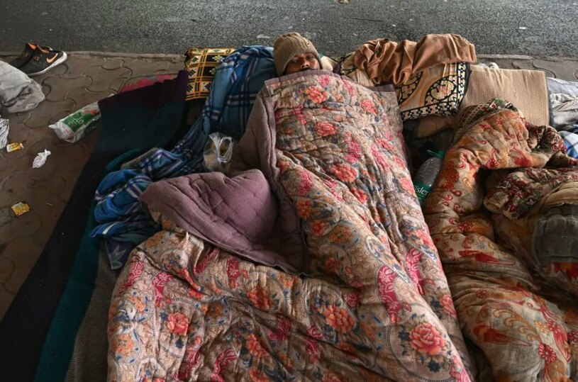 دیدنی های امروز؛ از کاروان پناهجویان عازم آمریکا تا خودروی مفهومی جدید هوندا یک شهروند بی خانمان در شهر دهلی هند