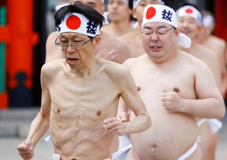 دیدنی های امروز؛ از محاکمه اسراییل در لاهه تا حمله آمریکا به یمن گرم کردن بدن پیش از حمام کردن در آب سرد در مراسم سنتی "کانچو میسوگی"