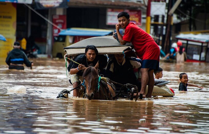 دیدنی های امروز؛ از محاکمه اسراییل در لاهه تا حمله آمریکا به یمن سیل در شهر باندونگ