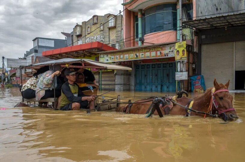 دیدنی های امروز؛ از محاکمه اسراییل در لاهه تا حمله آمریکا به یمن سیل در شهر باندونگ