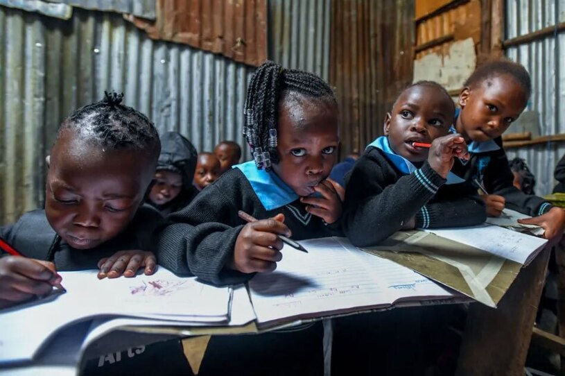 دیدنی های امروز؛ تظاهرات جهانی در همبستگی با فلسطین مدرسه ای در محله فقیرنشین "کیبرا"