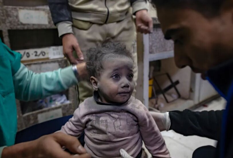 دیدنی های امروز؛ تظاهرات جهانی در همبستگی با فلسطین مداوای زخمی های حملات اسراییل در بیمارستان ناصر در شهر خان یونس