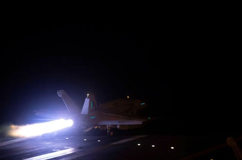 دیدنی های امروز؛ تظاهرات جهانی در همبستگی با فلسطین پرواز یک فروند هواپیمای اف-18 آمریکایی از روی عرشه یک ناو هواپیمابر آمریکا