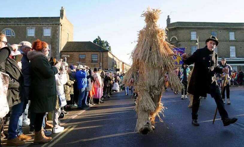 دیدنی های امروز؛ از پادشاه جدید دانمارک تا اعتصاب کشاورزان آلمانی خرس حصیری جشنواره ای در کمبریج شایر انگلیس