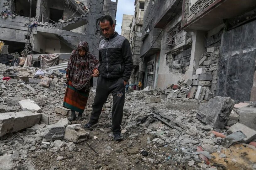 دیدنی های امروز؛ از پادشاه جدید دانمارک تا اعتصاب کشاورزان آلمانی یک زن سالخورده فلسطینی در حال عبور از ویرانه های جنگ