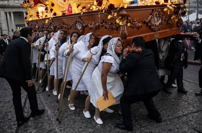 دیدنی های امروز؛ از پادشاه جدید دانمارک تا اعتصاب کشاورزان آلمانی راهپیمایی "باکره بینوایان" در مقابل کاخ ملی فرهنگ