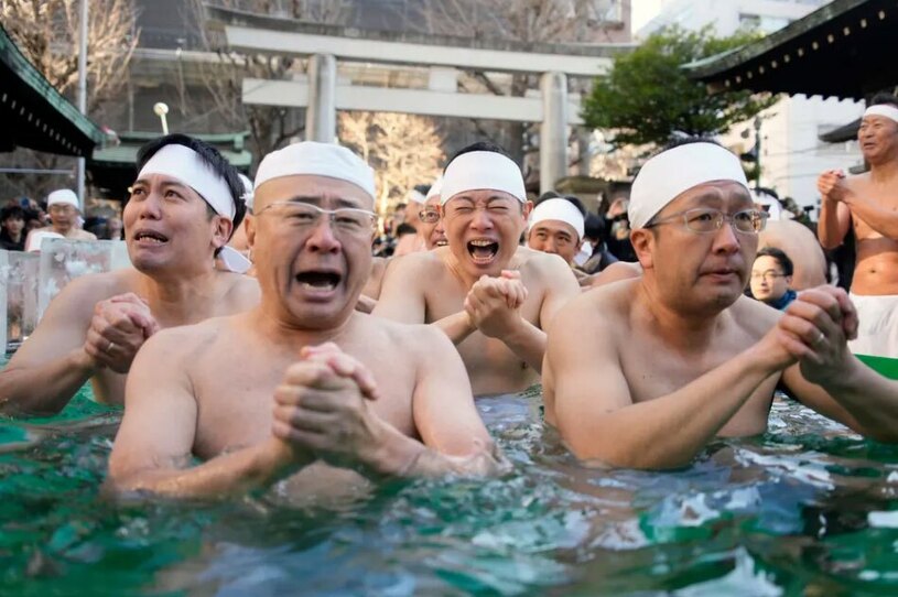 دیدنی های امروز؛ از پادشاه جدید دانمارک تا اعتصاب کشاورزان آلمانی آب تنی در آب یخ در معبد