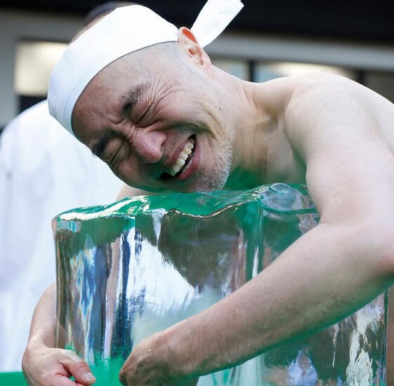 دیدنی های امروز؛ از پادشاه جدید دانمارک تا اعتصاب کشاورزان آلمانی آب تنی در آب یخ در معبد