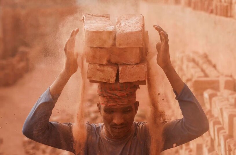 دیدنی های امروز؛ از جشنواره های هندی تا بزرگ ترین مارپیچ برفی دنیا یک کارگاه تولید آجر در شهر داکا بنگلادش