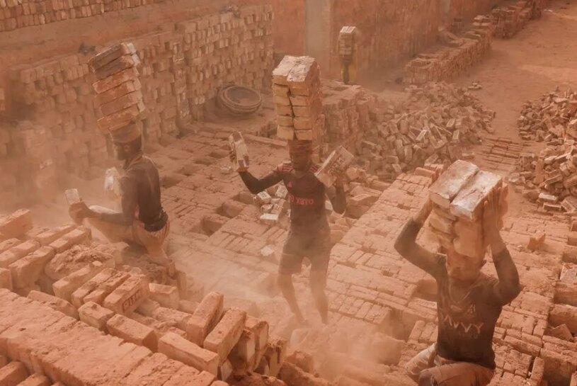 دیدنی های امروز؛ از جشنواره های هندی تا بزرگ ترین مارپیچ برفی دنیا یک کارگاه تولید آجر در شهر داکا بنگلادش