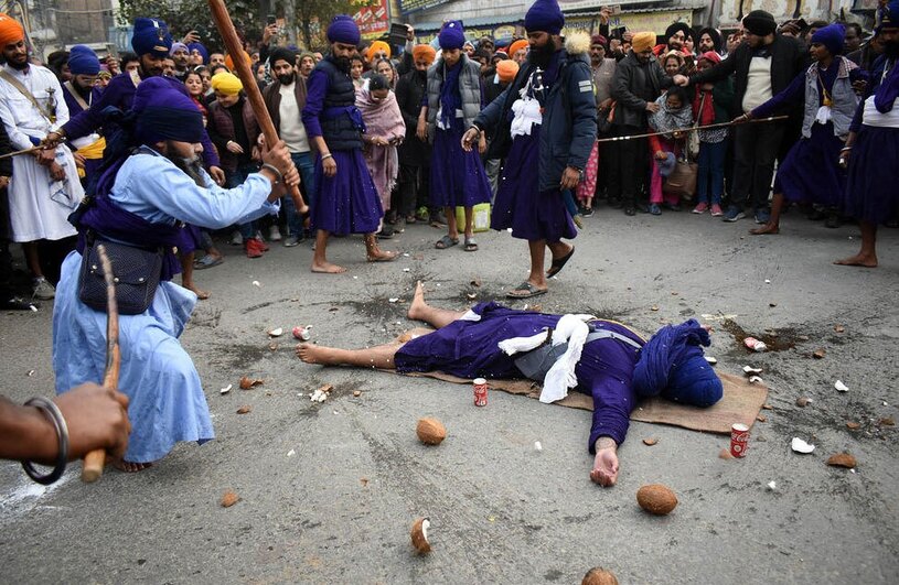 دیدنی های امروز؛ از جشنواره های هندی تا بزرگ ترین مارپیچ برفی دنیا نمایش خیابانی در اوتارپرادش هند