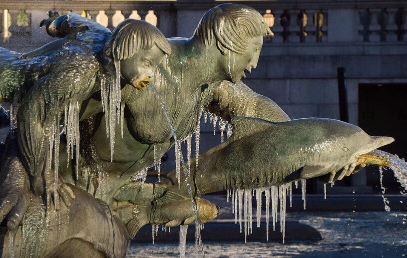 دیدنی های امروز؛ از جشنواره های هندی تا بزرگ ترین مارپیچ برفی دنیا یخ زدن فواره های آبی میدان ترافالگار لندن