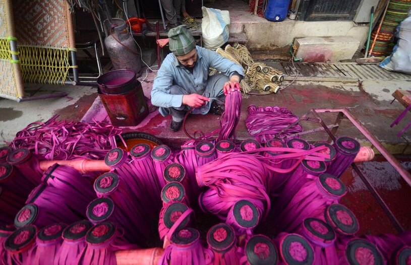 دیدنی های امروز؛ از جشنواره های هندی تا بزرگ ترین مارپیچ برفی دنیا یک کارگاه تولید تیروکمان در پیشاور پاکستان