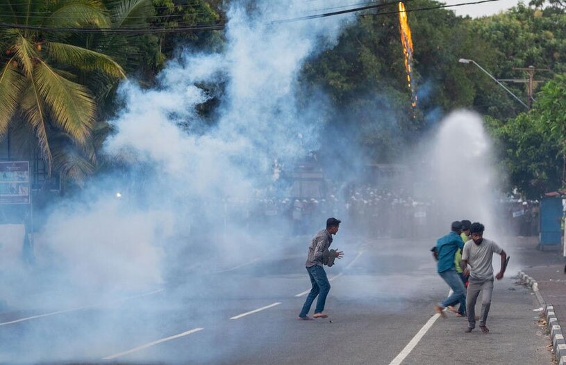 دیدنی های امروز؛ از مجمع جهانی اقتصاد تا جشنواره عبور از آتش در اسپانیا تظاهرات ضددولتی دانشجویان سریلانکایی
