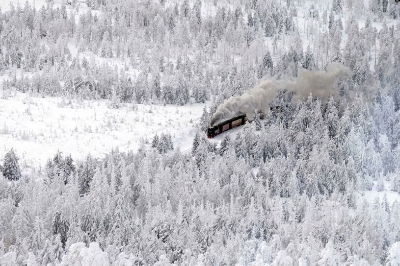 دیدنی های امروز؛ از مجمع جهانی اقتصاد تا جشنواره عبور از آتش در اسپانیا عبور یک قطار بخار از منطقه ای کوهستانی