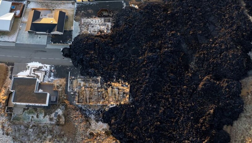 دیدنی های امروز؛ از مجمع جهانی اقتصاد تا جشنواره عبور از آتش در اسپانیا بقایای خانه های تخریب شده در اثر نفوذ گدازه فوران آتشفشانی