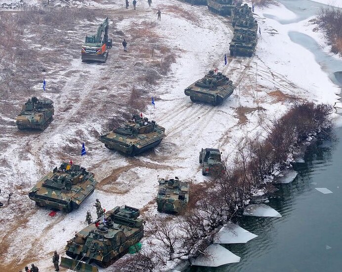 دیدنی های امروز؛ از مجمع جهانی اقتصاد تا جشنواره عبور از آتش در اسپانیا رزمایش مرزی ارتش کره جنوبی