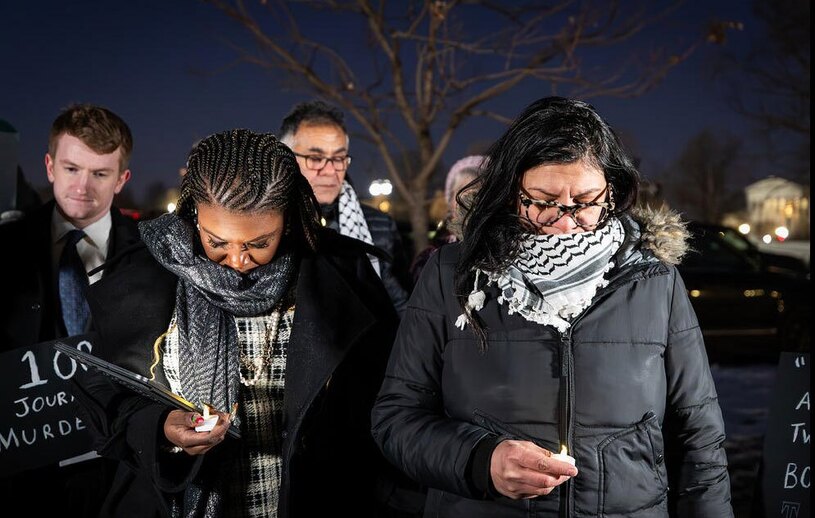 دیدنی های امروز؛ از مجمع جهانی اقتصاد تا جشنواره عبور از آتش در اسپانیا دو تن از نمایندگان کنگره آمریکا در مراسم یادبود خبرنگاران کشته شده