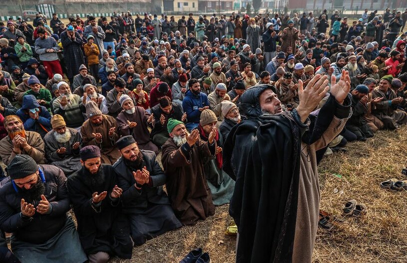 دیدنی های امروز؛ از مجمع جهانی اقتصاد تا جشنواره عبور از آتش در اسپانیا خواندن نماز و دعای باران از سوی مسلمانان کشمیری