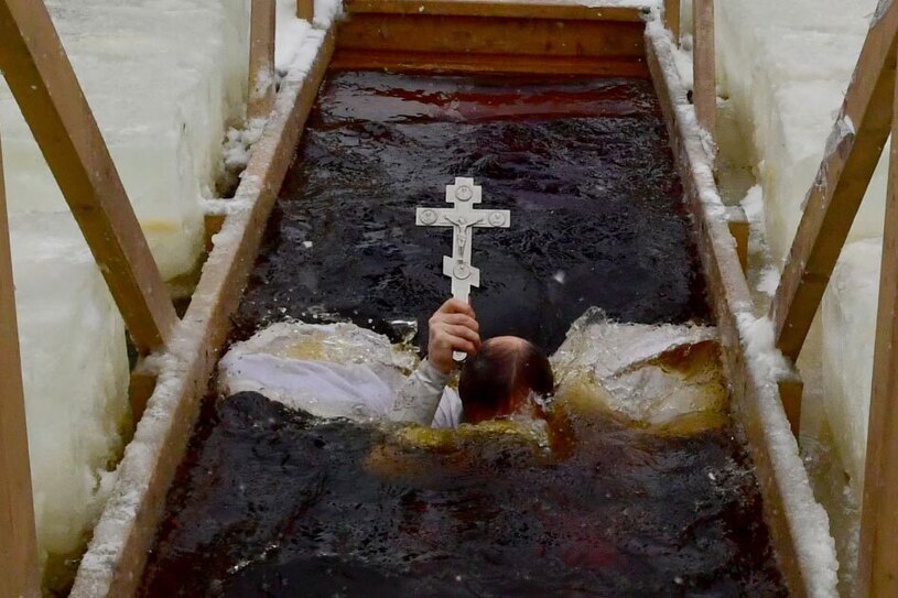 دیدنی های امروز؛ از روز غسل مسیحیان ارتدوکس تا فروش ماکت کشتی گالکسی لیدر یک کشیش ارتدوکس روسی در روز "عید اپیفانی"