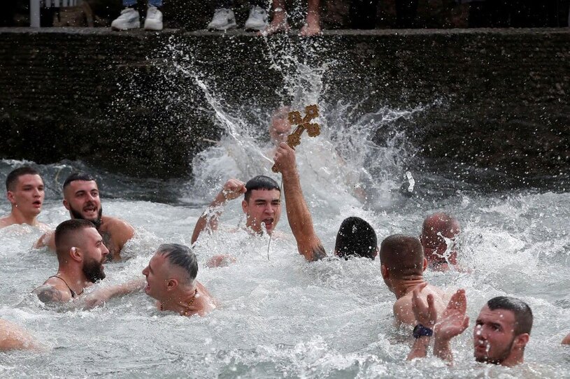 دیدنی های امروز؛ از روز غسل مسیحیان ارتدوکس تا فروش ماکت کشتی گالکسی لیدر مسابقه پیدا کردن صلیب چوبی در جشن "عید اپیفانی"