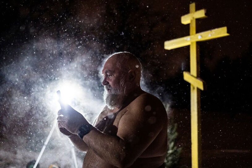 دیدنی های امروز؛ از روز غسل مسیحیان ارتدوکس تا فروش ماکت کشتی گالکسی لیدر غسل در آب یخ در جشن "عید اپیفانی"