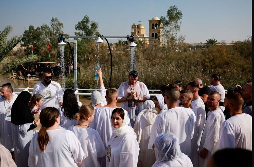 دیدنی های امروز؛ از روز غسل مسیحیان ارتدوکس تا فروش ماکت کشتی گالکسی لیدر انجام غسل با آب رود اردن در "عید اپیفانی"