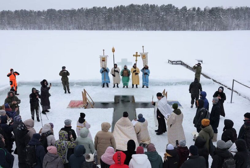 دیدنی های امروز؛ از روز غسل مسیحیان ارتدوکس تا فروش ماکت کشتی گالکسی لیدر غسل در آب یخ در "عید اپیفانی"