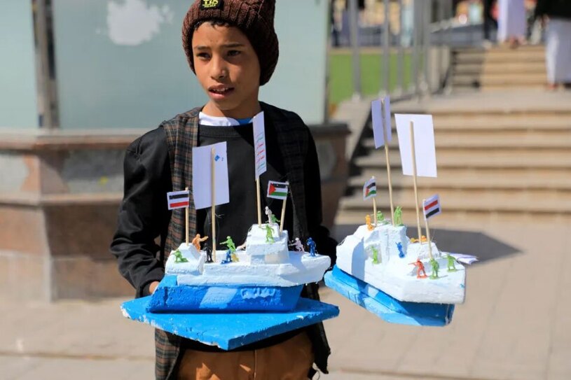 دیدنی های امروز؛ از روز غسل مسیحیان ارتدوکس تا فروش ماکت کشتی گالکسی لیدر ماکت هایی کوچک از کشتی اسراییلی" گالکسی لیدر"