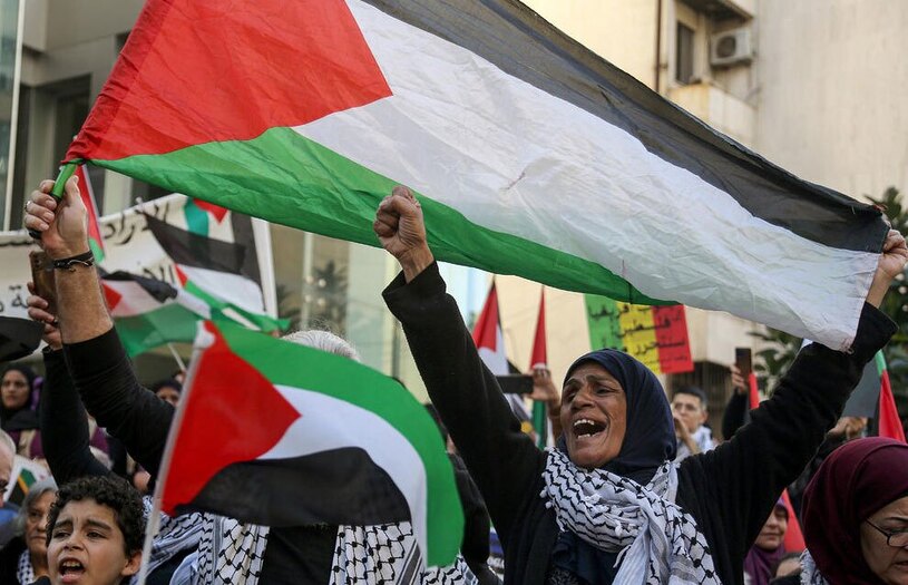 دیدنی های امروز؛ از روز غسل مسیحیان ارتدوکس تا فروش ماکت کشتی گالکسی لیدر تجمع در مقابل سفارت آفریقای جنوبی در شهر بیروت