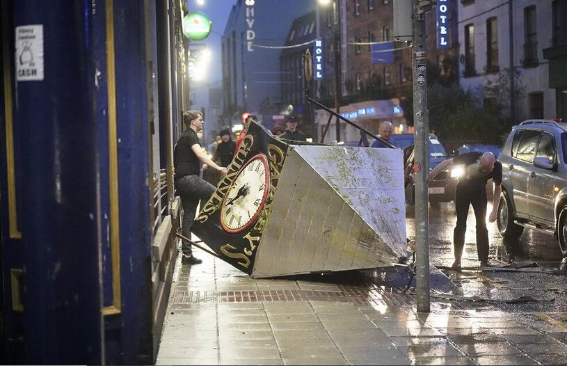 دیدنی های امروز؛ از روز گل لاله در هلند تا تظاهرات ضدنژادپرستی در آلمان سقوط یک برج ساعت در اثر توفان