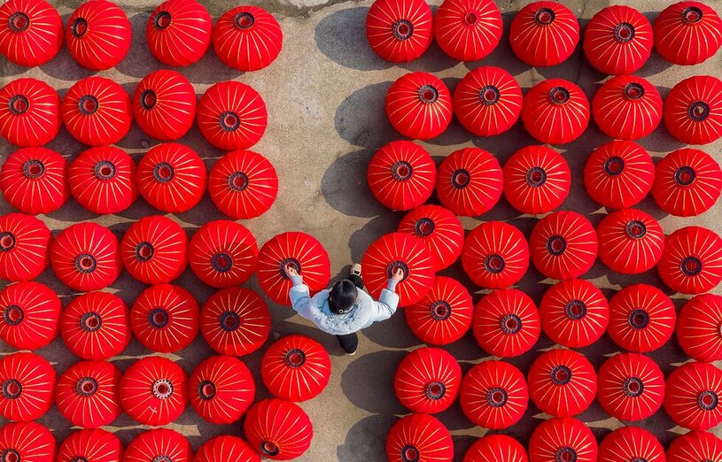 دیدنی های امروز؛ از روز گل لاله در هلند تا تظاهرات ضدنژادپرستی در آلمان یک کارگاه تولید فانوس های چینی در جیانگسو چین