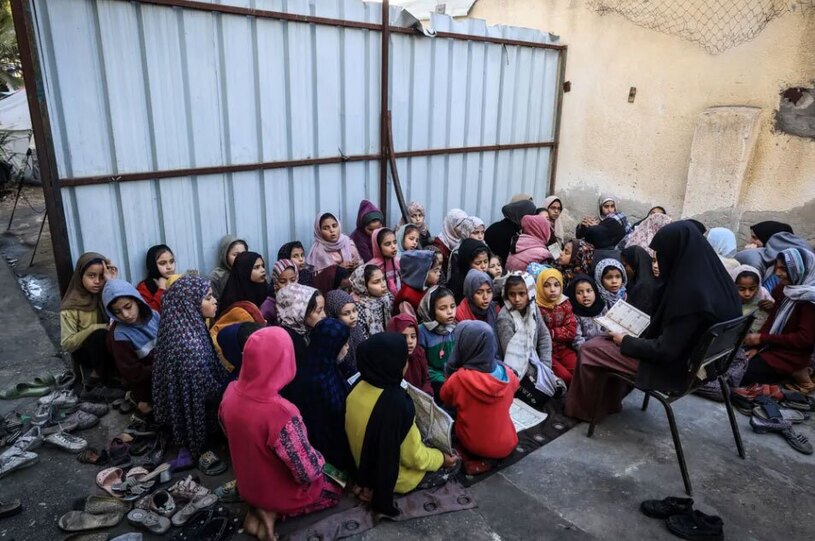 دیدنی های امروز؛ از دادگاه لاهه تا وضعیت غزه کلاس قرآن دانش آموزان فلسطینی در مدرسه ای در شهر رفح