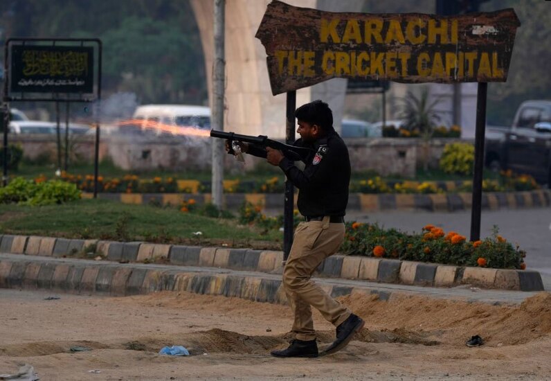 دیدنی های امروز؛ از حرکت بزرگ ترین کشتی تفریحی جهان تا کارناوال ونیز برخورد پلیس پاکستان با معترضان حامی "عمران خان"