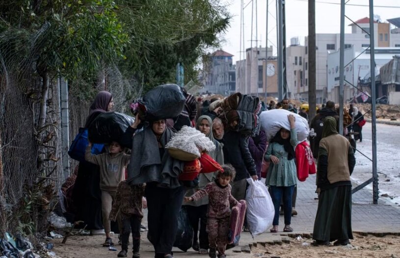 دیدنی های امروز؛ از نجات کشتی ماهیگیری ایرانی در سواحل سومالی تا اعتصاب کشاورزان فرانسوی عزیمت هزاران فلسطینی از شهر خان یونس غزه به سمت مرز رفح