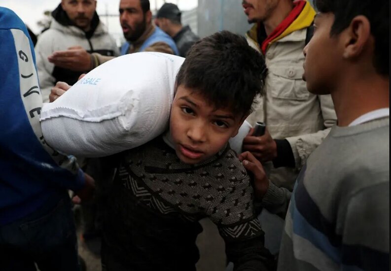 دیدنی های امروز؛ از نجات کشتی ماهیگیری ایرانی در سواحل سومالی تا اعتصاب کشاورزان فرانسوی توزیع کیسه های حاوی آرد گندم بین ساکنان غزه