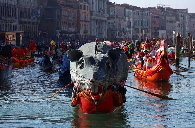 دیدنی های امروز؛ از نجات کشتی ماهیگیری ایرانی در سواحل سومالی تا اعتصاب کشاورزان فرانسوی کارناوال سالانه ونیز