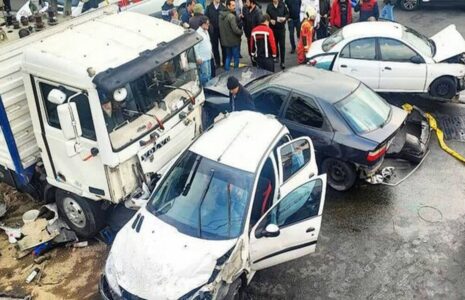 برخورد کامیونت با ۱۲ دستگاه خودرو