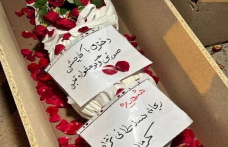تصویرسازی هوش مصنوعی دختر کاپشن صورتی با گوشواره‌های قلبی