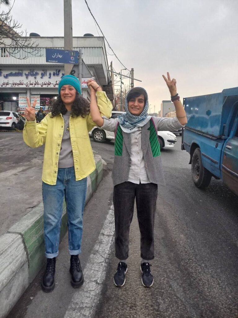 نخستین عکس از الهه محمدی و نیلوفر حامدی پس از آزادی