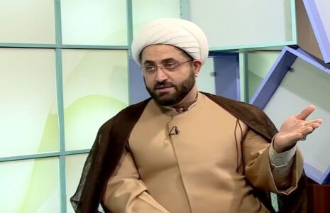 کارشناس مذهبی چرخیدن یک خانم با حجاب یا بی‌حجاب