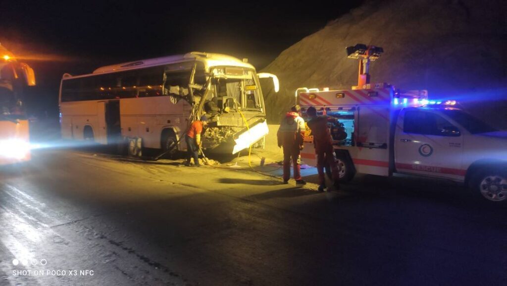 برخورد اتوبوس و کامیون حادثه آفرید